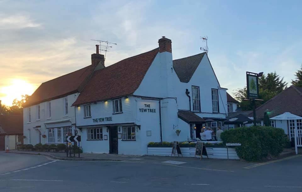Stay And Relax At The Yew Tree Manuden Bagian luar foto