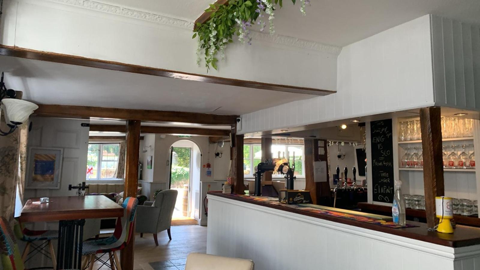 Stay And Relax At The Yew Tree Manuden Bagian luar foto